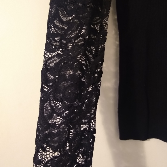 Absolutely FAMOUS black cutout turtleneck lace sleeve top size Small - Picture 4 of 6